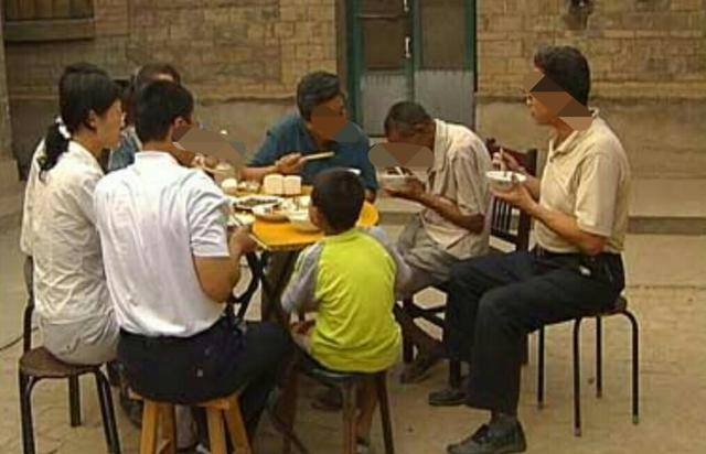兩兄弟為念大學鬧矛盾20年沒見，弟弟生大病，侄女才說爸爸早已不在了