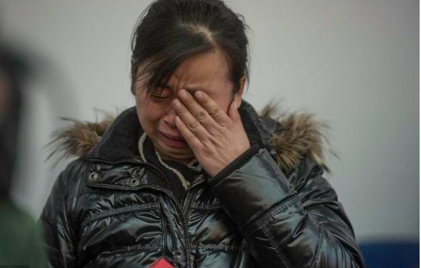 婆婆吃麵忘了帶錢，被老闆「怒打巴掌」婆婆哭著看著老闆身後...一轉身老闆當場癱軟倒地