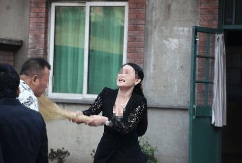我弟來我家借住，弟媳非要跟我老婆睡，半夜經過她們房間我傻了