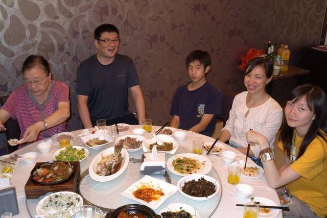 妹妹肚子「變大」，我爸強行逼我把老公讓給她，兩年後我讓他們痛不欲生
