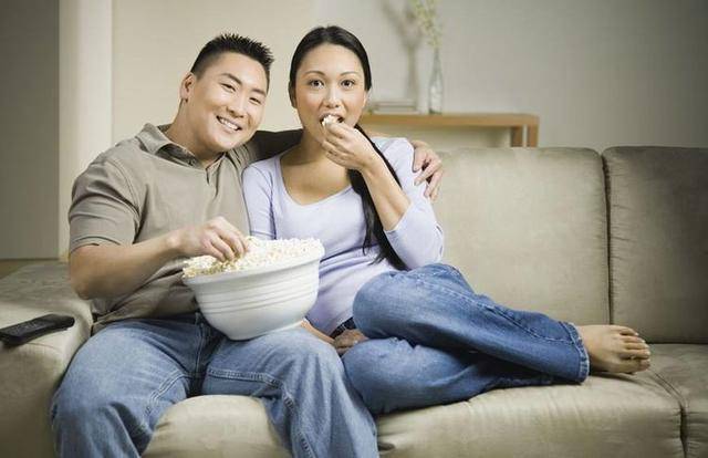 妹妹肚子「變大」，我爸強行逼我把老公讓給她，兩年後我讓他們痛不欲生