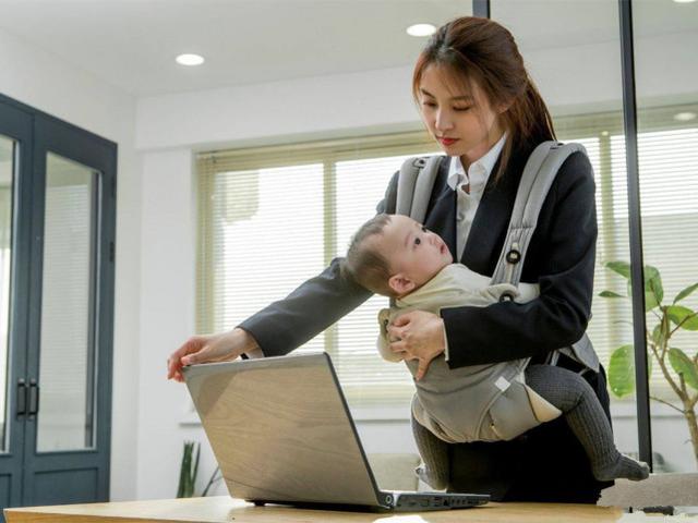 3歲孩子只粘保姆卻不跟媽媽親，寶媽查看監控後，給保姆加工資