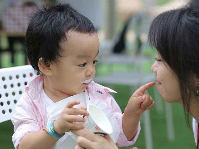 3歲孩子只粘保姆卻不跟媽媽親，寶媽查看監控後，給保姆加工資