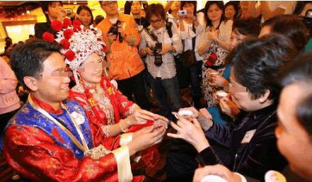 帶五歲女兒改嫁，婚禮上前夫拿手機給我看，看後我當場帶女兒逃婚