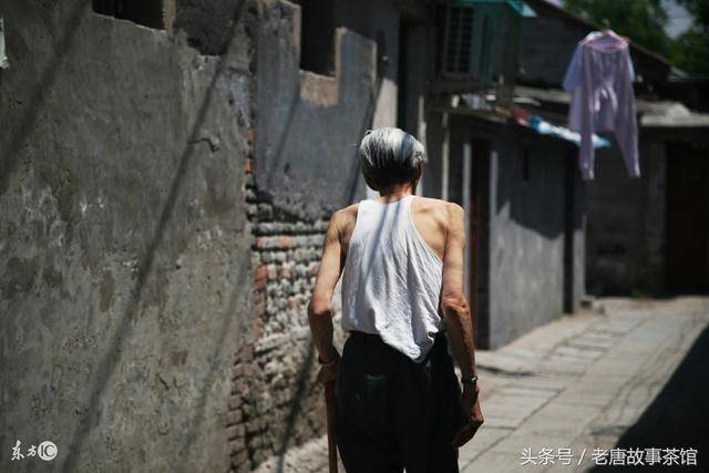 房子被拆老人出城投靠小兒子卻被趕，大兒子雖已不在世他仍找大媳婦，「媳婦的態度」讓他哭了