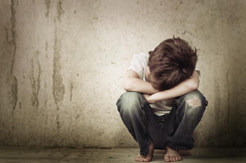 男子「拒絕扶養」重病母！法庭上自爆「悲慘童年」，悔不當初的生母沉默不語...法官准了！ 