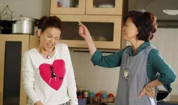 孕婦突然破了羊水，錯把信息發給了婆婆，看到回復，女子寒心