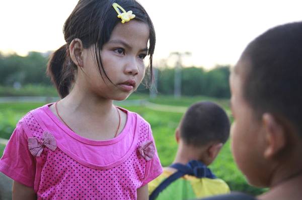 10歲姊姊獨自一個人照顧弟弟們...有人想領養弟弟，姊姊「1句話」淚崩：懂事的孩子總讓人心疼