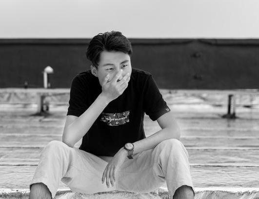 大媽把積蓄用在遊山玩水上，打死不給兒子拿首付，旅遊返回癱地