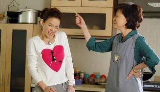 哥哥裝窮去相親，吃飯中途去接電話，哥哥結帳時服務員說已經付過了