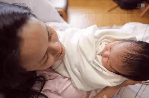 在醫院生孩子痛的要生要死, 婆家人一個都不在, 出來產房我感動哭