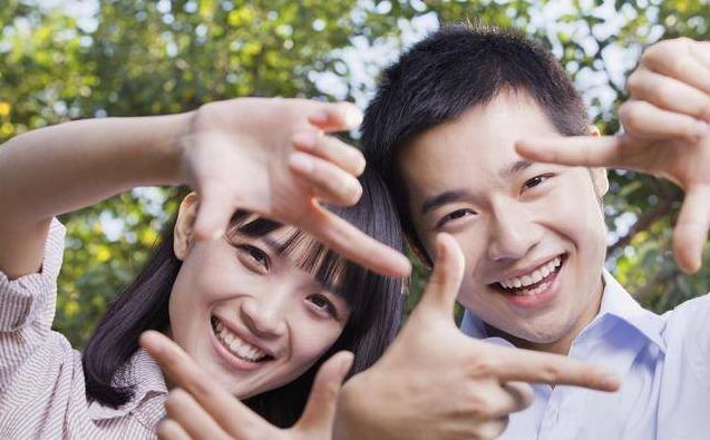 打車去離婚，計程車司機一直衝我咳嗽，回頭看老公，我說：不離了，回家