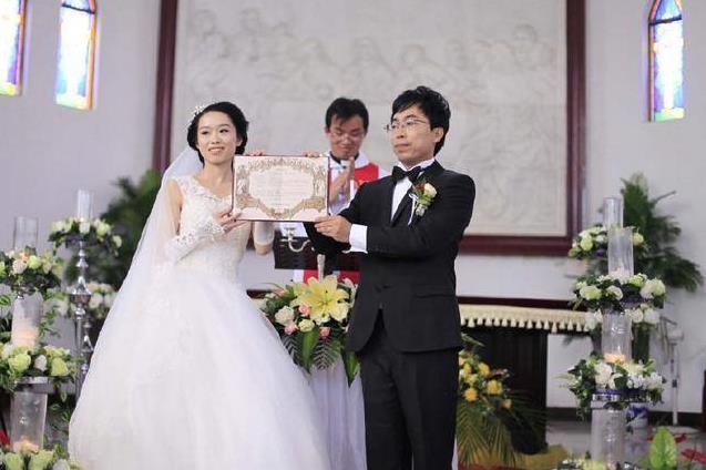 打車去離婚，計程車司機一直衝我咳嗽，回頭看老公，我說：不離了，回家