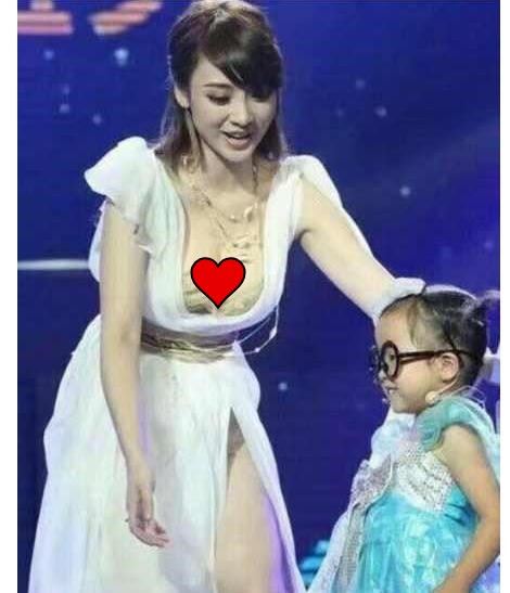 中國兒童節目主持人「挺長輩嚇小孩」炸開高衩！網友砲轟：是去哺乳還主持啊！