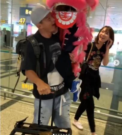 兒子舞獅接老爸機 李銘順高興到仰天大笑！