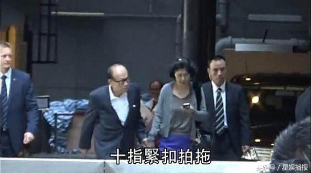 90歲李嘉誠與小女友十指緊扣，相戀26年甜蜜出鏡，網友：怪不得生了3個兒子的梁洛施還沒有拿到【豪門入場卷】