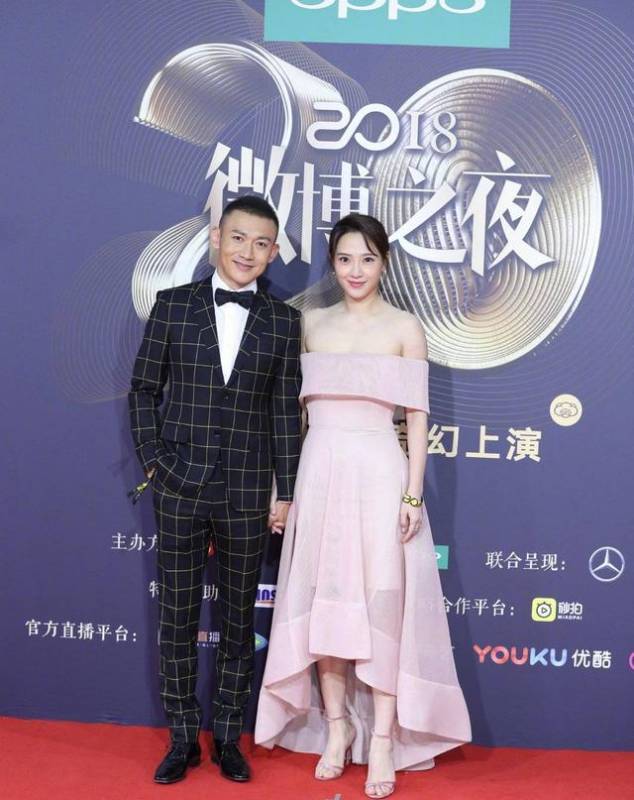 聶遠火了，連 「正宮娘娘」 也倍受關注，夫婦倆罕見攜手走紅毯，30歲妻子穿一字肩粉裙，優雅又減齡~