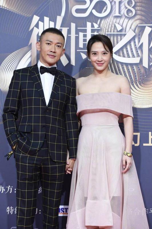 聶遠火了，連 「正宮娘娘」 也倍受關注，夫婦倆罕見攜手走紅毯，30歲妻子穿一字肩粉裙，優雅又減齡~
