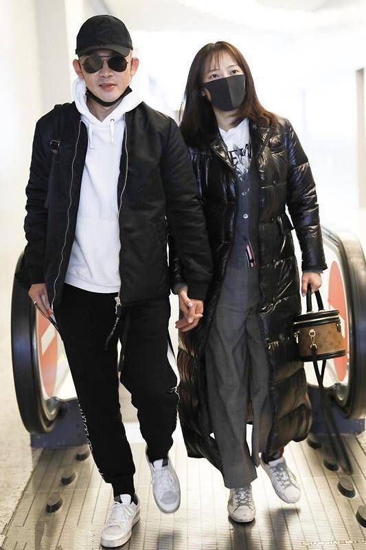聶遠火了，連 「正宮娘娘」 也倍受關注，夫婦倆罕見攜手走紅毯，30歲妻子穿一字肩粉裙，優雅又減齡~