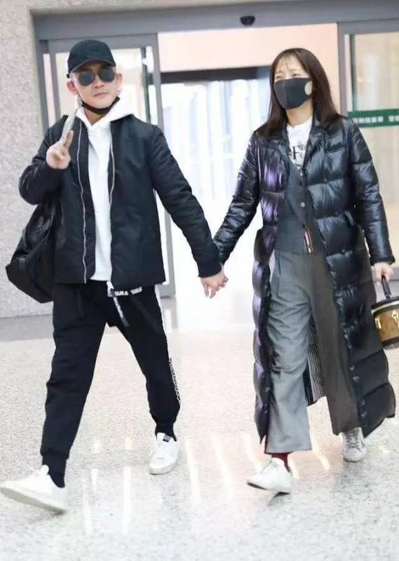 聶遠火了，連 「正宮娘娘」 也倍受關注，夫婦倆罕見攜手走紅毯，30歲妻子穿一字肩粉裙，優雅又減齡~