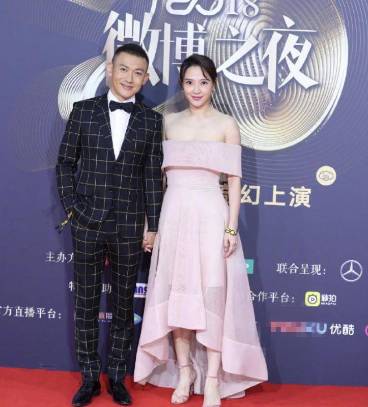 聶遠火了，連 「正宮娘娘」 也倍受關注，夫婦倆罕見攜手走紅毯，30歲妻子穿一字肩粉裙，優雅又減齡~