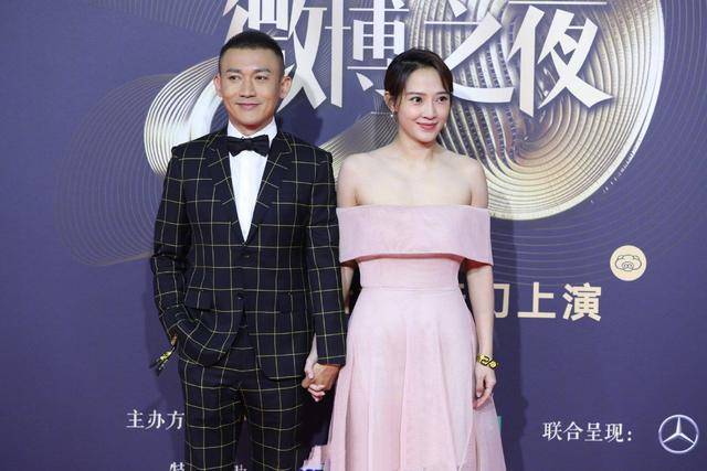 聶遠火了，連 「正宮娘娘」 也倍受關注，夫婦倆罕見攜手走紅毯，30歲妻子穿一字肩粉裙，優雅又減齡~