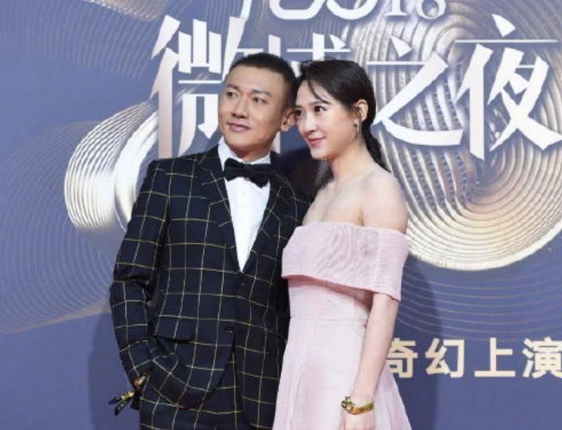聶遠火了，連 「正宮娘娘」 也倍受關注，夫婦倆罕見攜手走紅毯，30歲妻子穿一字肩粉裙，優雅又減齡~