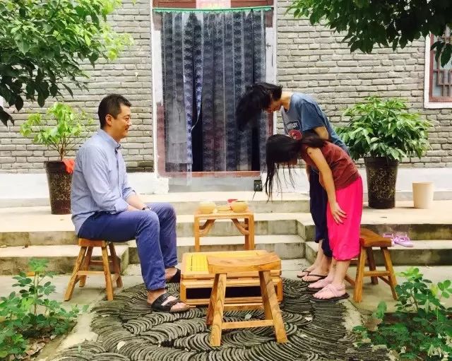 她3歲背熟《金剛經》，看懂甲骨文，9歲時已踏遍半個地球，只因她的父親叫李亞鵬！ 
