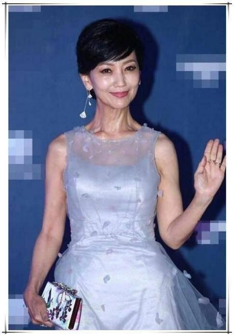 當64歲趙雅芝撞上64歲潘虹，網友：與其拚命裝嫩不如自然的老去
