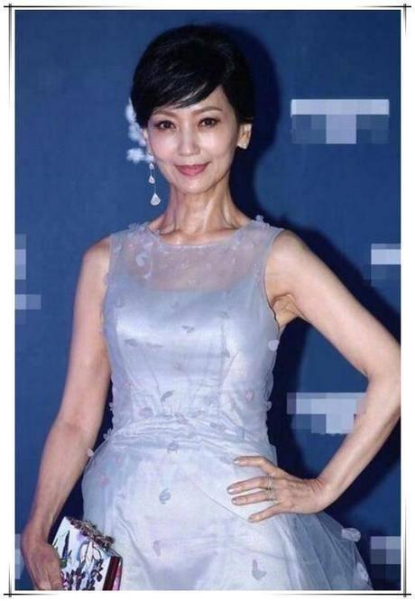 當64歲趙雅芝撞上64歲潘虹，網友：與其拚命裝嫩不如自然的老去