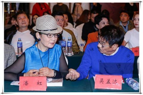當64歲趙雅芝撞上64歲潘虹，網友：與其拚命裝嫩不如自然的老去