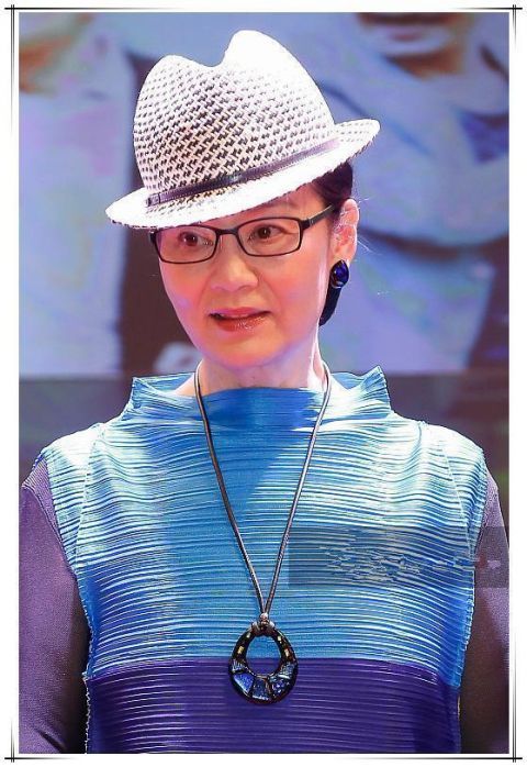 當64歲趙雅芝撞上64歲潘虹，網友：與其拚命裝嫩不如自然的老去