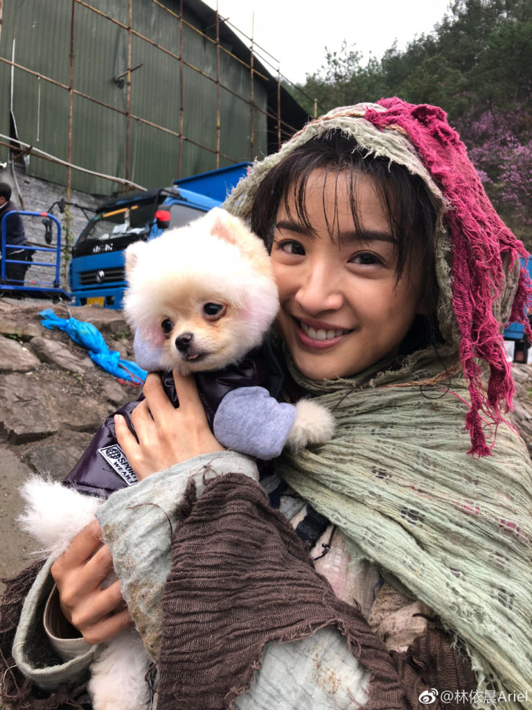 為演活「花不棄」，林依晨親身「到台北車站當乞丐」...獲流浪婦指點：手舉高一點！