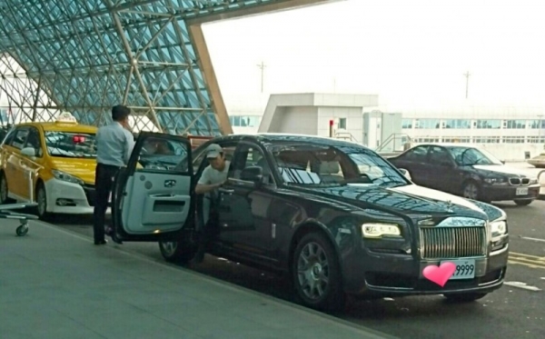 費玉清超高檔「勞斯萊斯」首度曝光！一看到「車牌號碼」所有人都不禁鼻酸... 