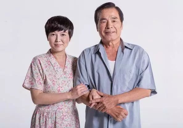 台灣影帝70歲病重，6個老婆全跑光，獨自一人自嘆「很痛苦」！