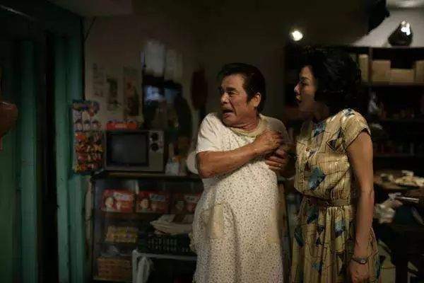 台灣影帝70歲病重，6個老婆全跑光，獨自一人自嘆「很痛苦」！