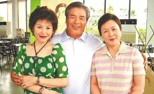 台灣影帝70歲病重，6個老婆全跑光，獨自一人自嘆「很痛苦」！