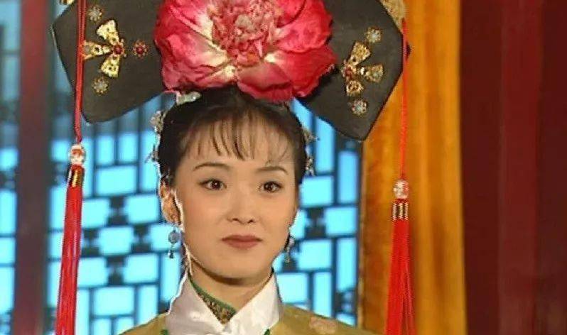 他身價100億 娶了當年最紅的「晴格格」 ，如今欠下金沙7000萬賭債~