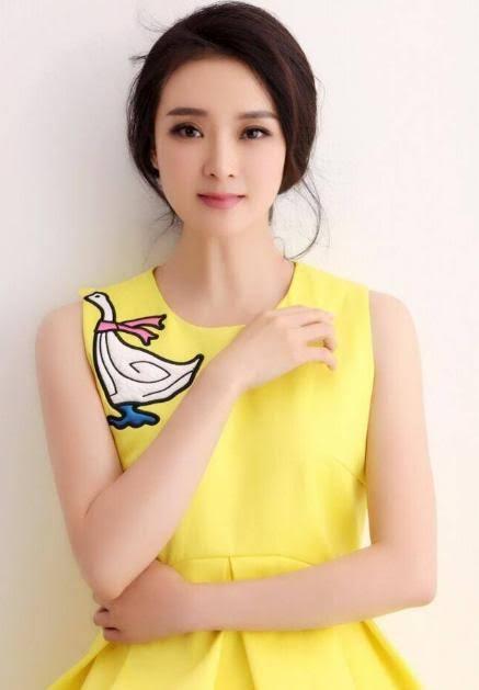 他身價100億 娶了當年最紅的「晴格格」 ，如今欠下金沙7000萬賭債~
