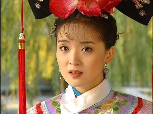 他身價100億 娶了當年最紅的「晴格格」 ，如今欠下金沙7000萬賭債~