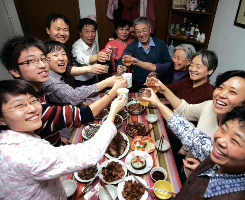 圍爐最怕這款親戚！小氣姨丈「裝大方塞500加菜」， 外婆看一眼「用台語嗆爆」：哇謀架逆口憐！