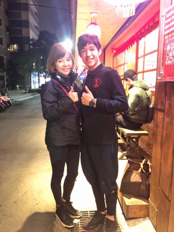 首度現身！狄鶯氣色超好「素顏燦笑比讚」　帶愛兒「開吃8000元台菜」孫鵬也樂開懷