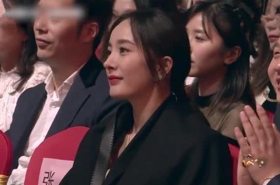 楊冪劉愷威離婚後首度相見，卻在頒獎典禮上，楊冪的表情說明一切！