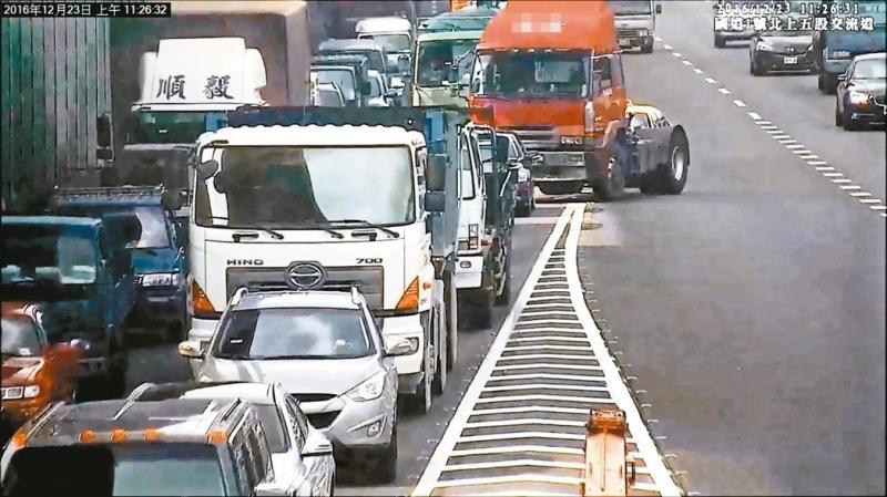準備開罰！國道「違規插隊駕駛」要破財了　交通部推對策「阻止插隊歪風」開再快也逃不掉