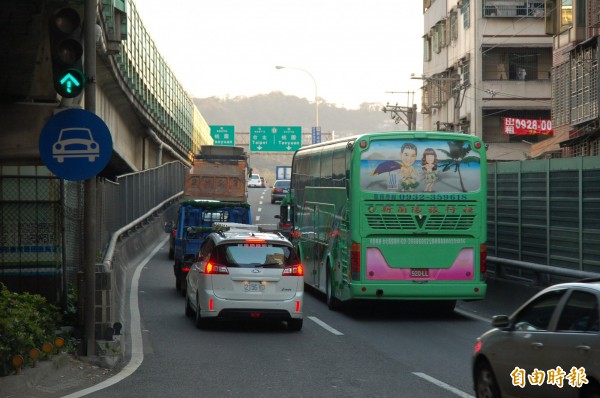 準備開罰！國道「違規插隊駕駛」要破財了　交通部推對策「阻止插隊歪風」開再快也逃不掉