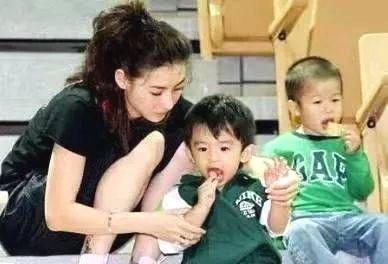 張柏芝才剛出月子，王菲發文暗指李亞鵬，李嫣忍無可忍終發聲
