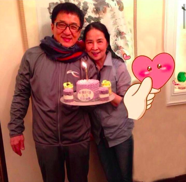 成龍為林鳳嬌慶祝66歲生日：謝謝一輩子！夫妻手捧蛋糕甜笑超暖