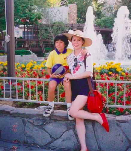 成龍為林鳳嬌慶祝66歲生日：謝謝一輩子！夫妻手捧蛋糕甜笑超暖