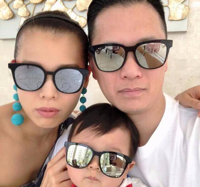胡杏兒宣布懷孕後首次現身，與陳展鵬孕妻相聚，奕霆仔又搶鏡了