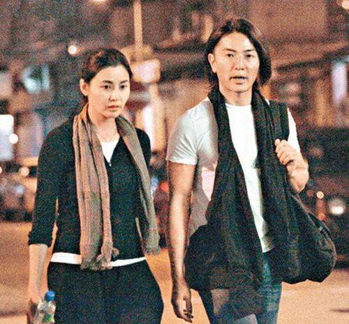 52歲鄭伊健近照曝光，把妻子當「女兒」寵了11年，網友：羨慕
